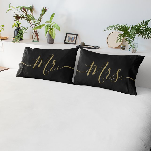 Elegante Sr. Sra. Script Casamento Recente (Mr. and Mrs. black gold elegant script newlywed pillow cases.)