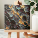 Elegante Terra Maroon e Amber Abstrato Stone<br><div class="desc">Melhore a decoração da sua casa com este belo azulejo decorativo de cerâmica, com um design mesmerizante que imita formações naturais de pedra. O intrincado padrão exibe uma rede de formas interconectadas, destacada por delicadas linhas de ouro tipo veia. A paleta de cores rica e suja inclui marôons profundos, roxas...</div>