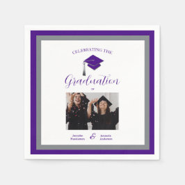 Elegantes guardanapos de graduação com capas roxas