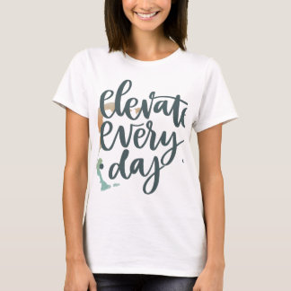Elevação todos os dias, em camisa T multicolorido