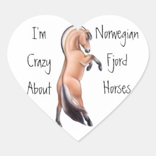 Elevando a etiqueta norueguesa do amor do cavalo