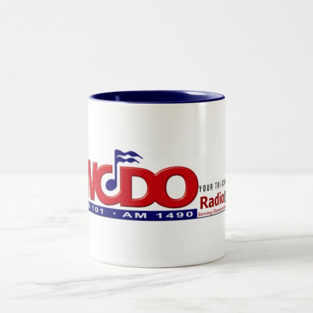 Em Dois Tons A20 - caneca de café de WCDORadio.com (Centro)
