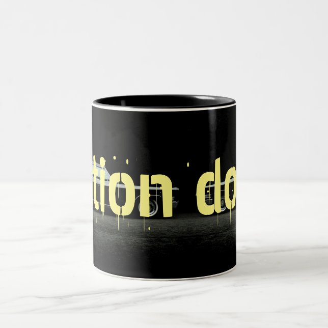 Em Dois Tons a ficção persegue a caneca de café (Centro)