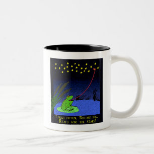 Em Dois Tons alcance para a caneca de café das estrelas