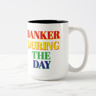 Em Dois Tons Banqueiro durante a caneca de café