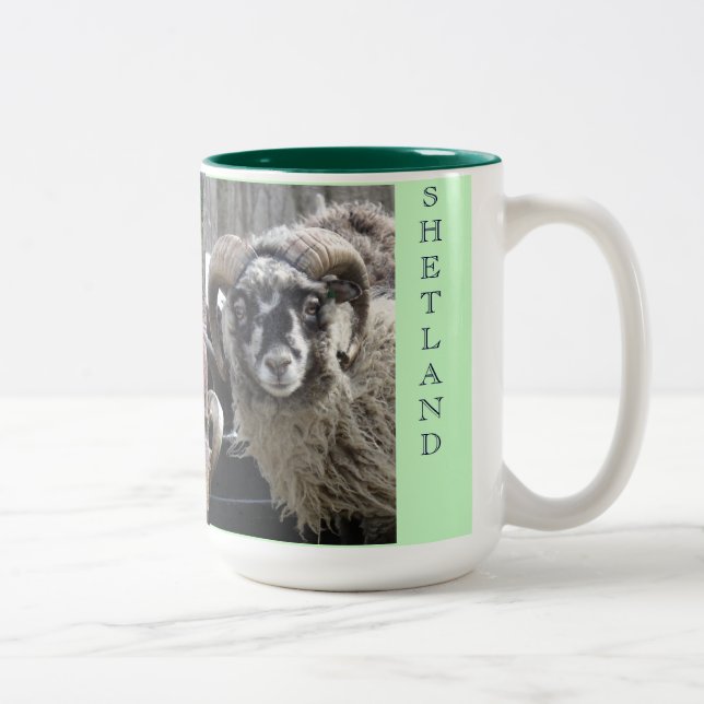 EM DOIS TONS CAFÉ DE SHETLAND TUPS, CANECA DO CACAU (Direita)