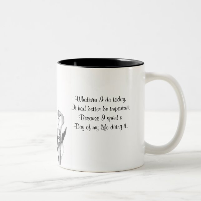 Em Dois Tons Calla lily esboça a caneca de café preto e branco (Direita)