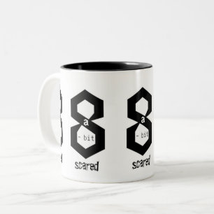 Em Dois Tons Caneca de café bicolor 8 bits assustada
