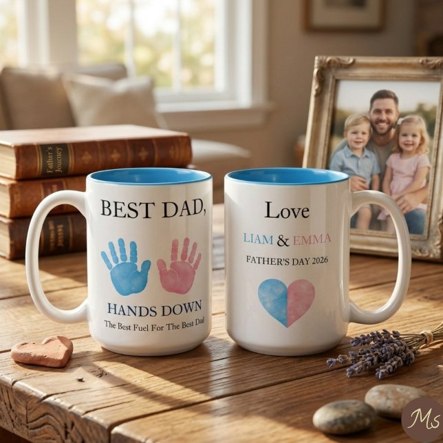 Em Dois Tons Caneca de Café com Impressão das Mãos dos Filhos M (Both sides view of the personalized Father's Day mug. )