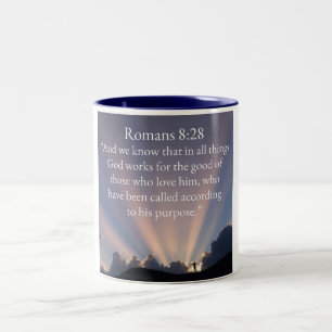 Em Dois Tons Caneca de café com versículo bíblico Romanos 8:28
