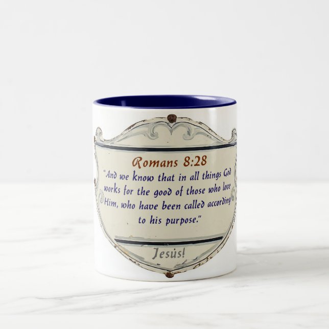 Em Dois Tons Caneca de Café Cristã Escudo Romanos 8:28 (Centro)
