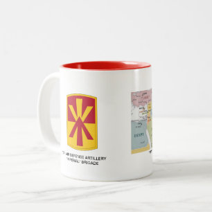 Em Dois Tons caneca de café da Brigada de Artilharia da Defesa