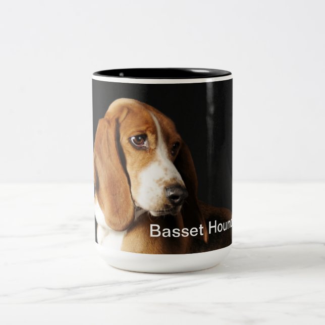 Em Dois Tons Caneca de café do cão de Basset (Centro)
