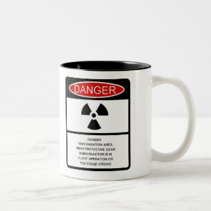 Em Dois Tons Caneca de café do PERIGO RADIAÇÃO" do lago autu