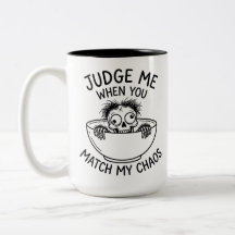 Caneca de café elegante com design de monstro engr