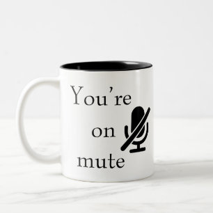 Em Dois Tons Caneca de café para professor remoto “Você está mu