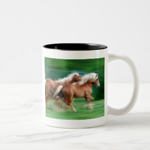 Em Dois Tons Competindo a caneca de café cerâmica dos cavalos