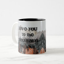 Eu te amo às montanhas e à caneca de café traseira