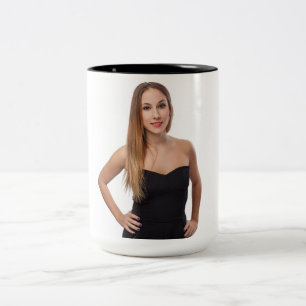 Em Dois Tons Garota sorridente na caneca de café de vestido pre