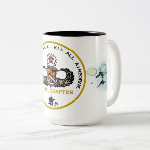 Em Dois Tons Logotipo do capítulo da caneca de café do capít