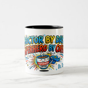 Em Dois Tons Médico de Dia, Super-herói pela Caneca de Café