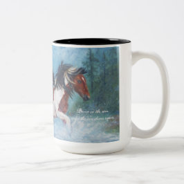 Em Dois Tons Mustang selvagens na caneca de café da chuva