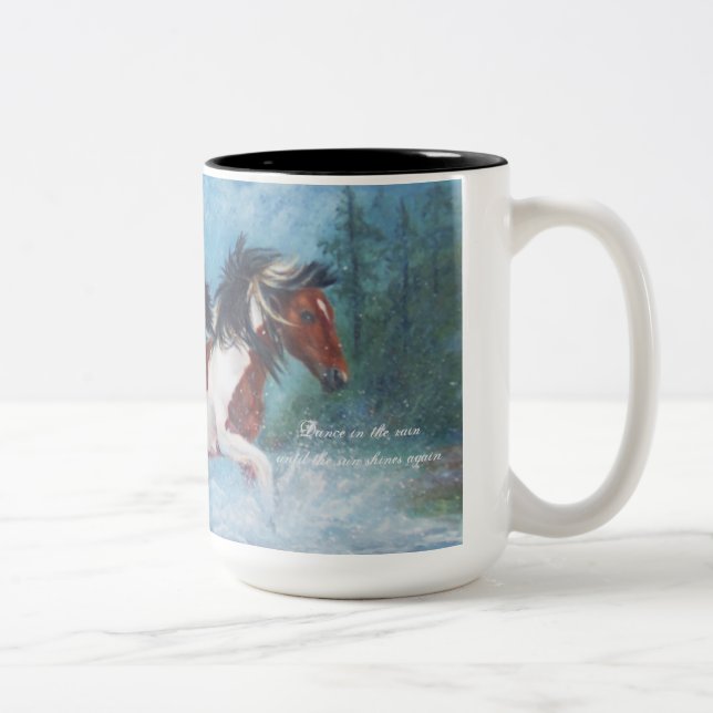 Em Dois Tons Mustang selvagens na caneca de café da chuva (Direita)