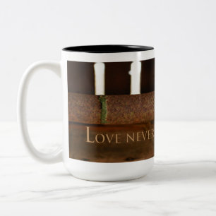 Em Dois Tons O amor nunca falha a caneca de café para o