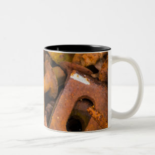 EM DOIS TONS O METAL ORDENA A CANECA DE CAFÉ