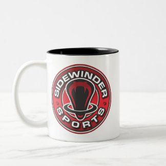 Em Dois Tons O Sidewinder ostenta a caneca de café