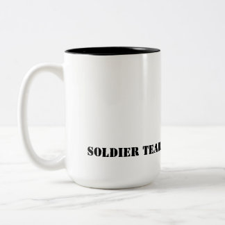 Em Dois Tons O SOLDADO RASGA a caneca de café