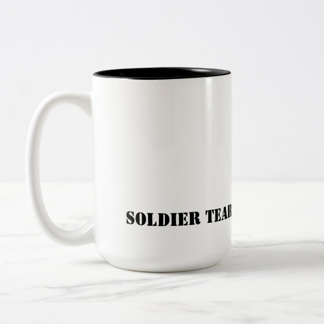 Em Dois Tons O SOLDADO RASGA a caneca de café (Esquerda)