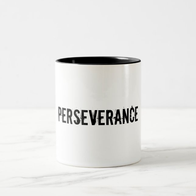 Em Dois Tons Refrigere a caneca de café que diz… a perseverança (Centro)