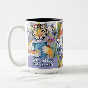Em Dois Tons Tiger segurando o grande livro, uma caneca de café