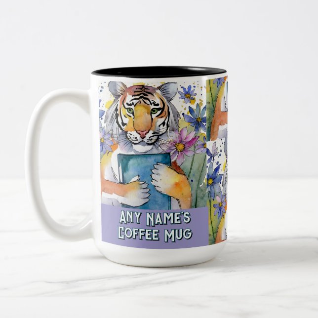 Em Dois Tons Tiger segurando o grande livro, uma caneca de café (Esquerda)