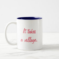 Toma uma caneca de café da vila