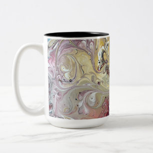 Em Dois Tons Uma caneca de café cor-de-rosa e lacrimejante