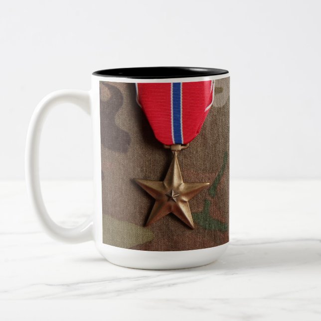 Em Dois Tons Veterano do combate e caneca de café da estrela do (Esquerda)