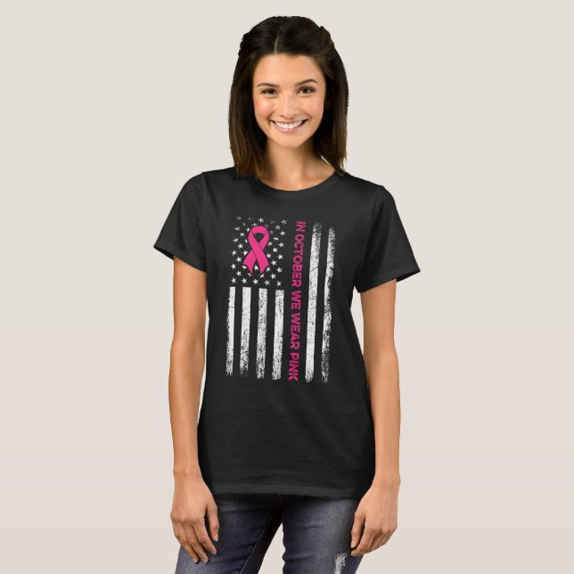 Em outubro, Vestimos a camiseta Pink USA Flag 2024 (Frente Completa)
