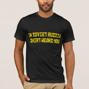 Em Rússia soviética a camisa vestir-lo