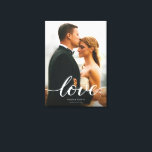 Em Tela Impressão de Foto de Casamento de Script de Amor p<br><div class="desc">Celebre a sua história de amor com esta canvas de fotos de casamento da impressão moderna, apresentando seu retrato favorito de casamento, seus nomes e data de casamento em um roteiro elegante. A camada de caligrafia do "amor" que se segue adiciona um toque romântico, criando um eterno para sua casa....</div>