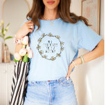 Em um campo de Rosas, ela é uma camiseta de flores<br><div class="desc">Esta design com a citação "Num campo de rosas, ela é uma flor-de-mato" e uma bela coroa de margarida é a forma perfeita de celebrar a sua singularidade e abraçar a sua individualidade. A bela ilustração da coroa da margarida, com a citação "Num campo de rosas, ela é uma flor-selvagem"...</div>