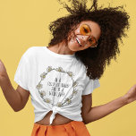 Em um campo de Rosas, ela é uma camiseta de flores<br><div class="desc">Esta design com a citação "Num campo de rosas, ela é uma flor-de-mato" e uma bela coroa de margarida é a forma perfeita de celebrar a sua singularidade e abraçar a sua individualidade. A bela ilustração da coroa da margarida, com a citação "Num campo de rosas, ela é uma flor-selvagem"...</div>