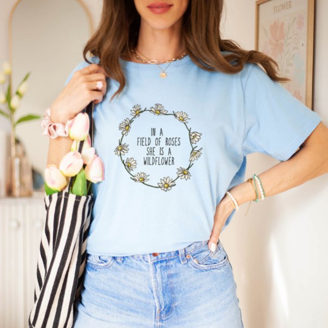 Em um campo de Rosas, ela é uma camiseta de flores (Criador carregado)