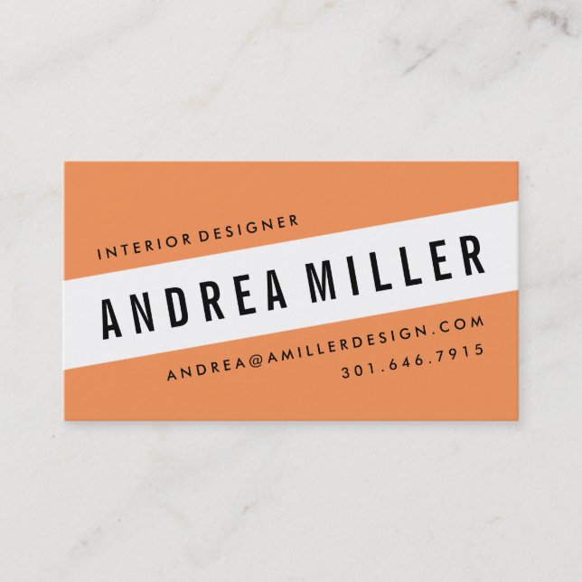 Em um cartão de visita gráfico corajoso inclinado (Frente)