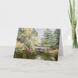 Embarcação vermelha no lago de montanha Cartão de