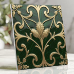 Emerald e Arte Dourada Nouveau Floral<br><div class="desc">Traga elegância e sofisticação para o seu espaço com este profundo esmeraldo e design dourado inspirado pelo Art Nouveau. Apresentando padrões florais e vinícolas orgânicos fluidos, sotaques metálicos intricados e curvas botânicas estilizadas, esta peça exude o charme de safra. Os elementos emboscados levemente erguidos e os detalhes de rotação criam...</div>