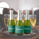 Emerald Green Bridesmaid - Script Simples Estiliza<br><div class="desc">Etiquetas autoadesivas para as suas miniembalagens de vinho espumante,  que apresentam uma cor verde-esmeralda e uma cor verde-esmeralda,  juntamente com a "Bridesmaid" impressa em escrita branca e estilizada. Uma ideia excelente para quando dá as damas de honra,  além de planejar uma festa de solteira!</div>