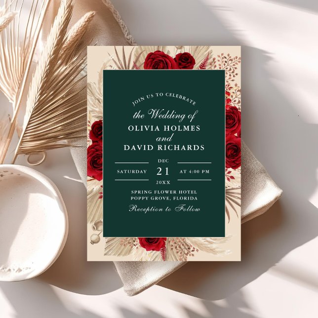Emerald Green Burgundy Rosas Convite de Casamento (Emerald Green Burgundy Roses Wedding Invitation on a boho wedding table.)