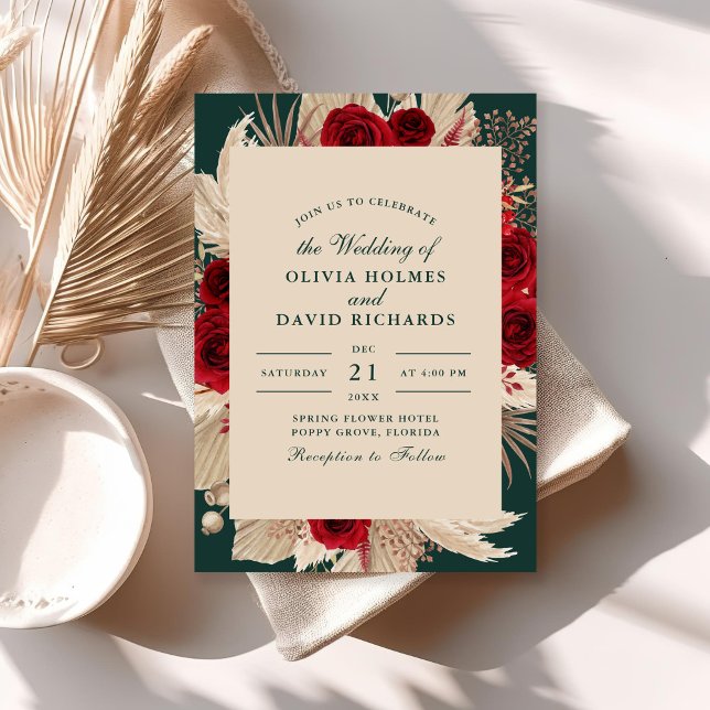 Emerald Green Burgundy Rosas Convite de Casamento (Emerald Green Burgundy Roses Wedding Invitation on a sunny boho table.)